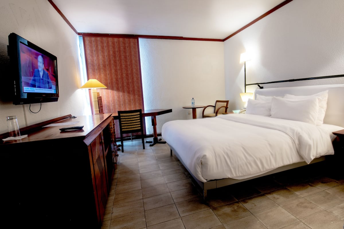 Junior Suite | Premium bedding, in-room safe, desk, laptop workspace