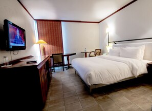 Junior Suite | Premium bedding, in-room safe, desk, laptop workspace - Douala Rabingha Hotel (Douala)