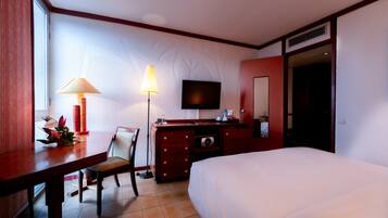 Premium bedding, in-room safe, desk, laptop workspace