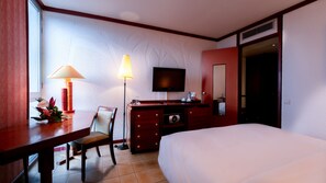 高档床上用品、客房内保险箱、  办公桌、笔记本电脑工作区