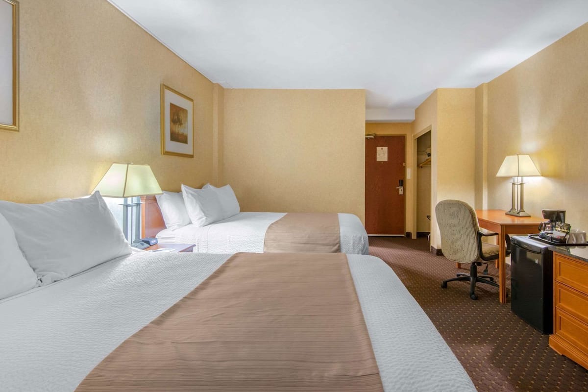 Camas com colchões pillow-top, escrivaninha, cortinas blackout