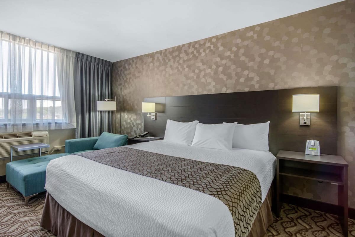 Camas com colchões pillow-top, escrivaninha, cortinas blackout