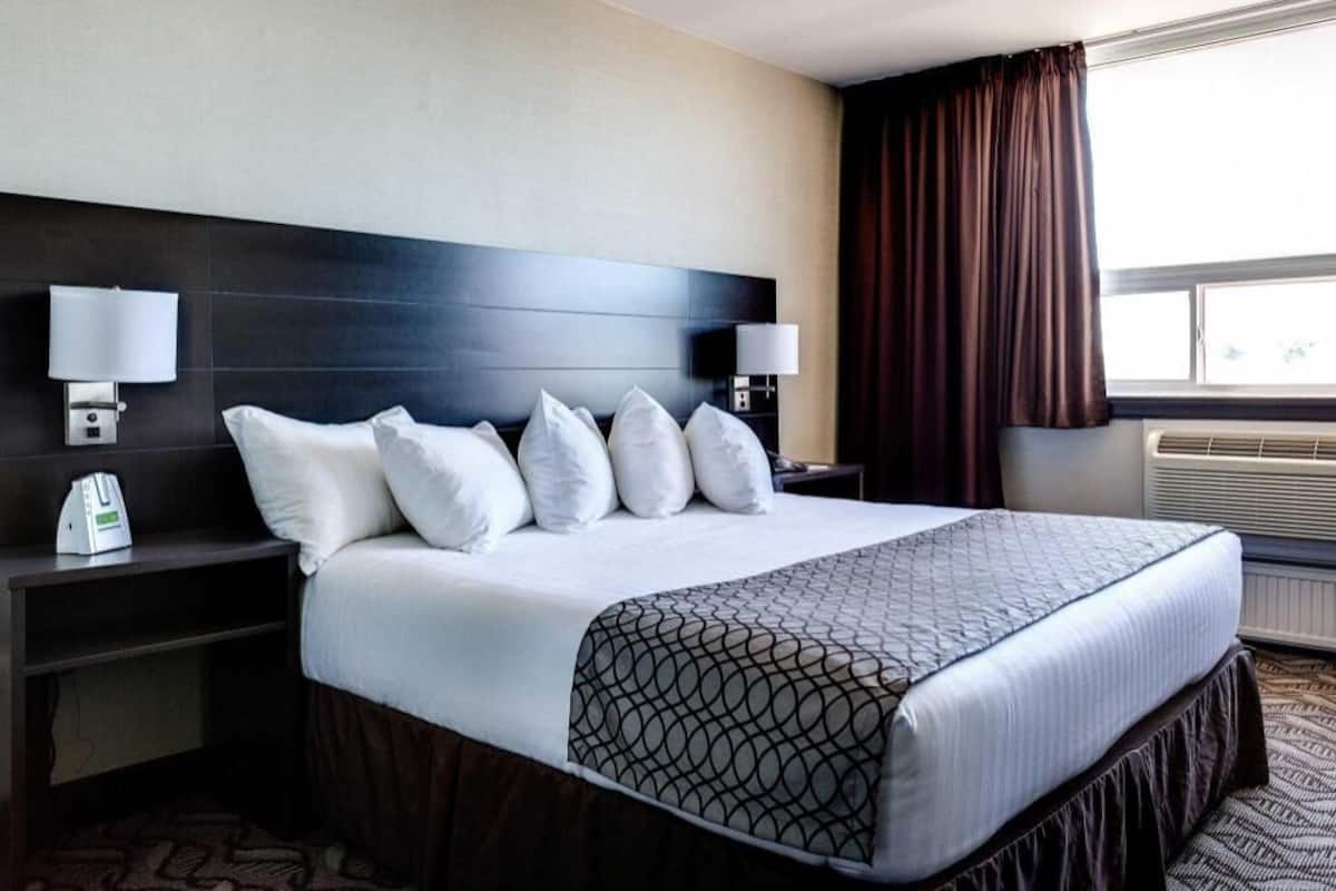 Camas com colchões pillow-top, escrivaninha, cortinas blackout