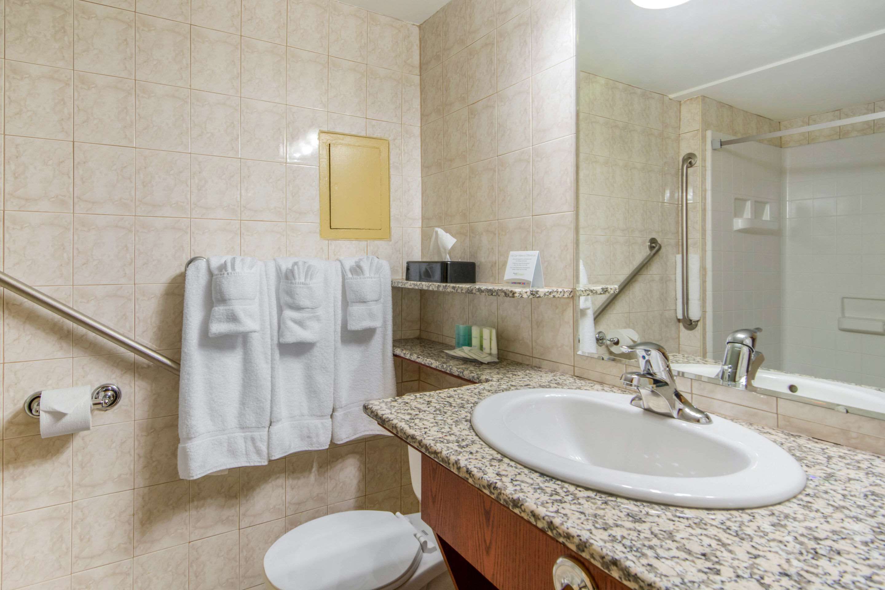 Un baño con lavamanos, inodoro y ducha.