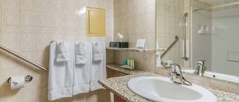Un baño con lavamanos, inodoro y ducha.