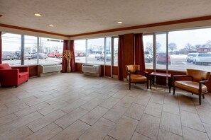 Lobby - Travelodge by Wyndham Cleveland Airport (Brook Park)