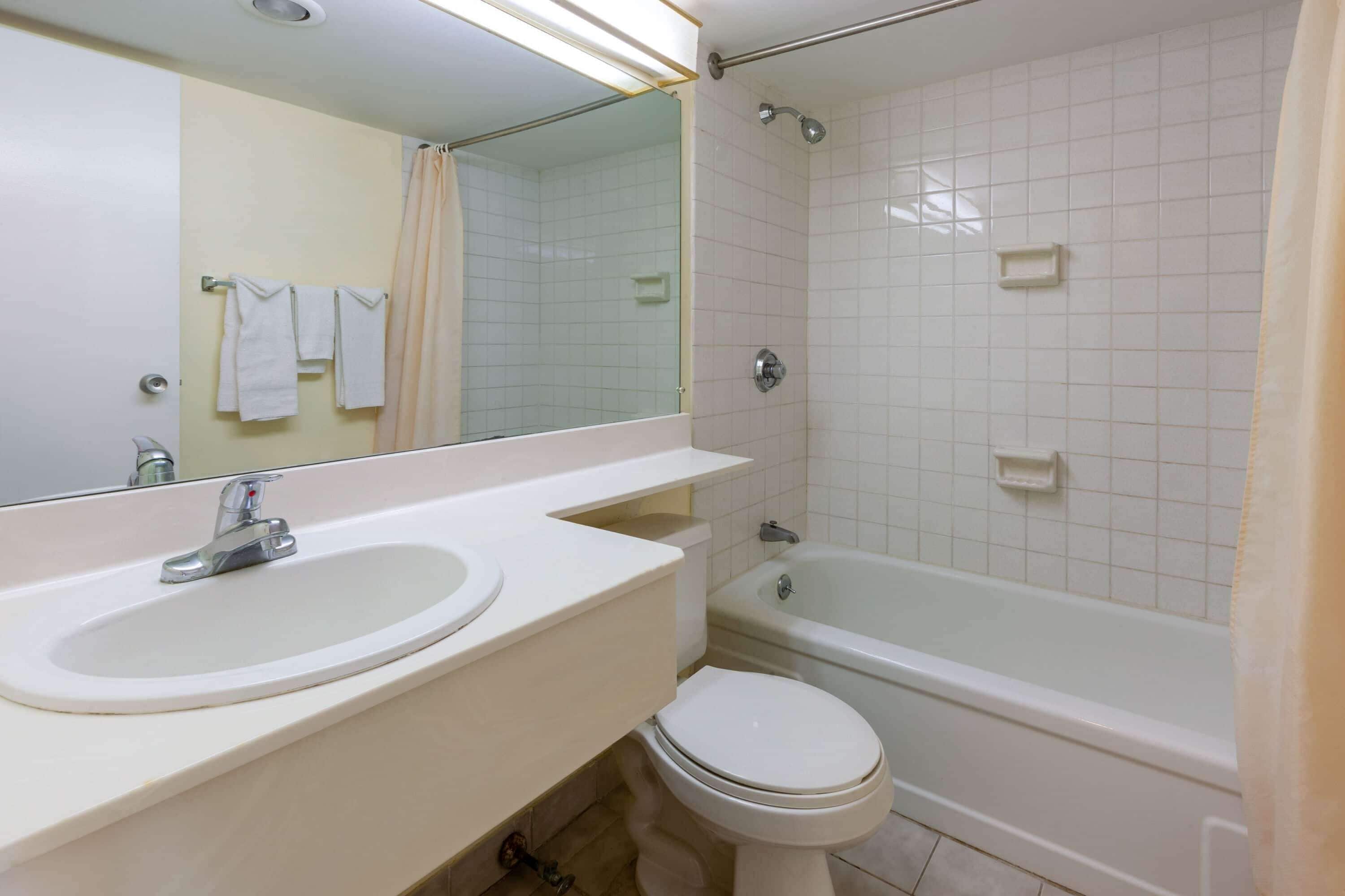 hydromassage showerhead, eco-friendly toiletries, towels