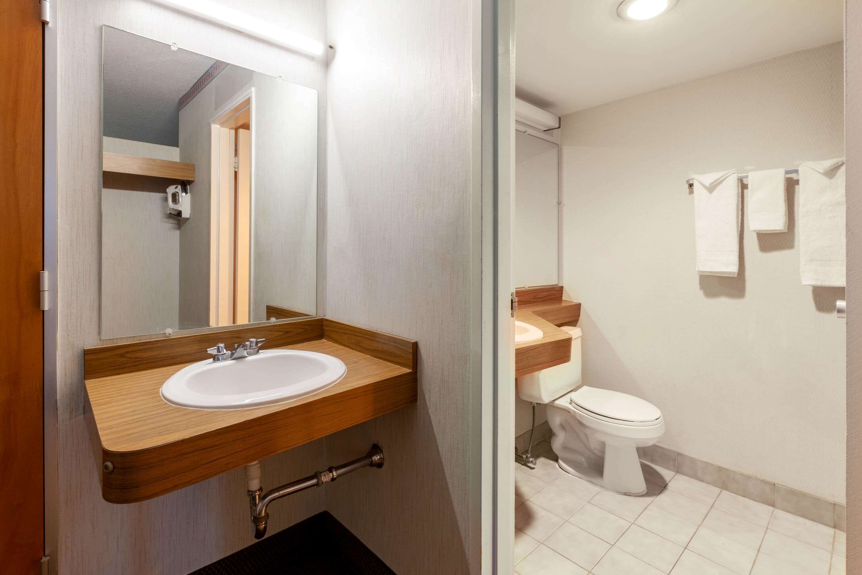 hydromassage showerhead, eco-friendly toiletries, towels