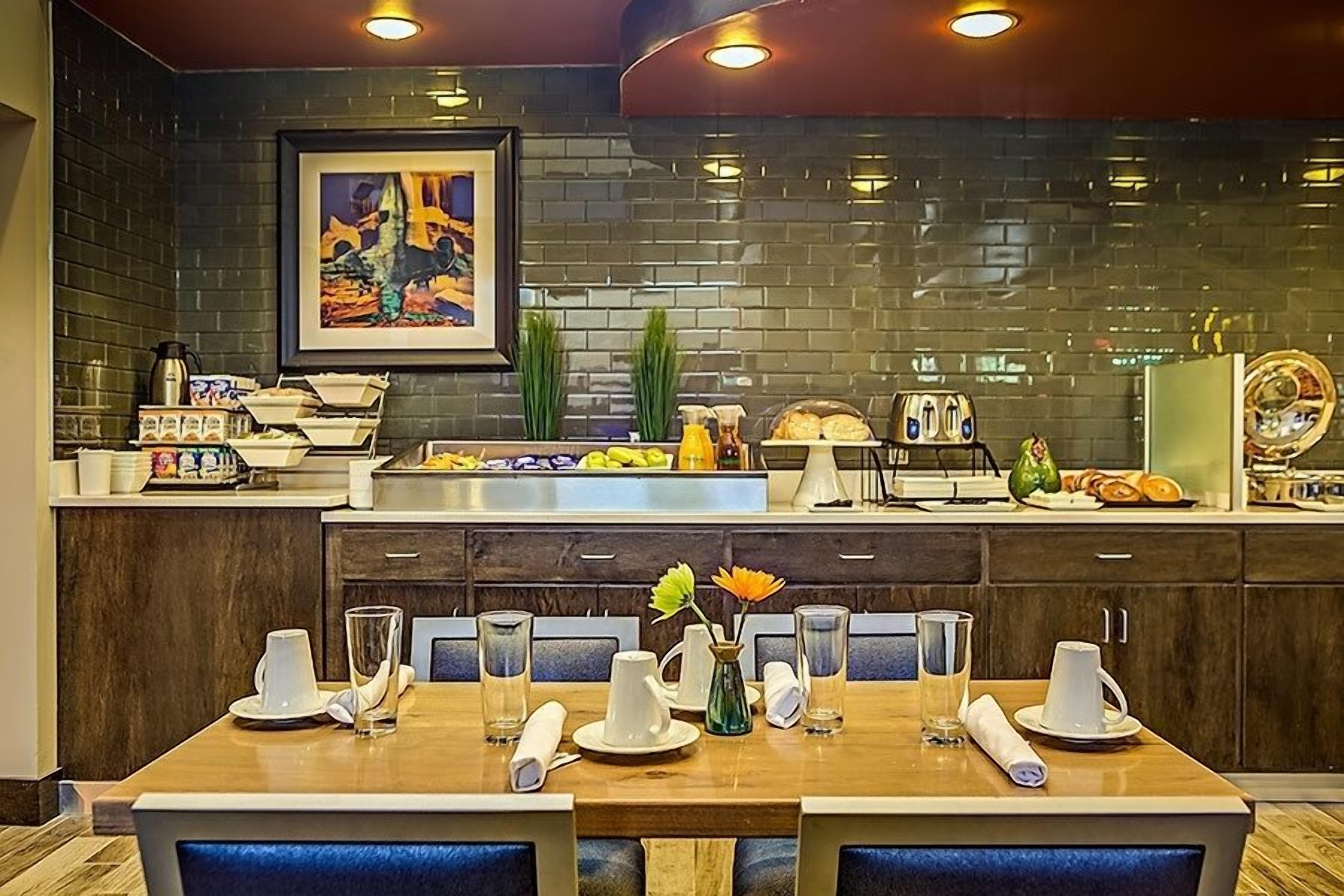 breakfast and dinner served, american cuisine