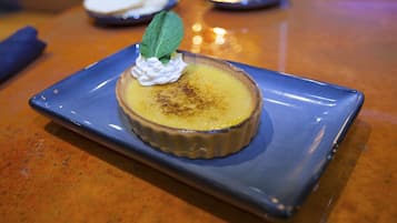 Un postre sobre un plato azul.