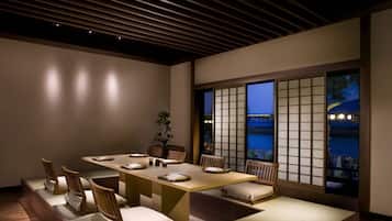 4 restaurants; breakfast, lunch, and dinner served