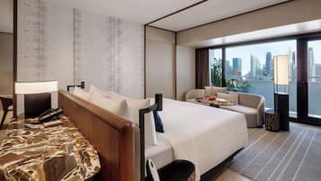 Seprai premium, minibar, brankas, dan meja kerja