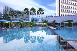 Phòng (Skyline Suite) | Hồ bơi | 2 hồ bơi ngoài trời, ghế dài tắm nắng 