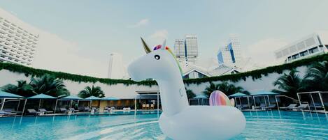 Una piscina con una gran decoración de cisne inflable.