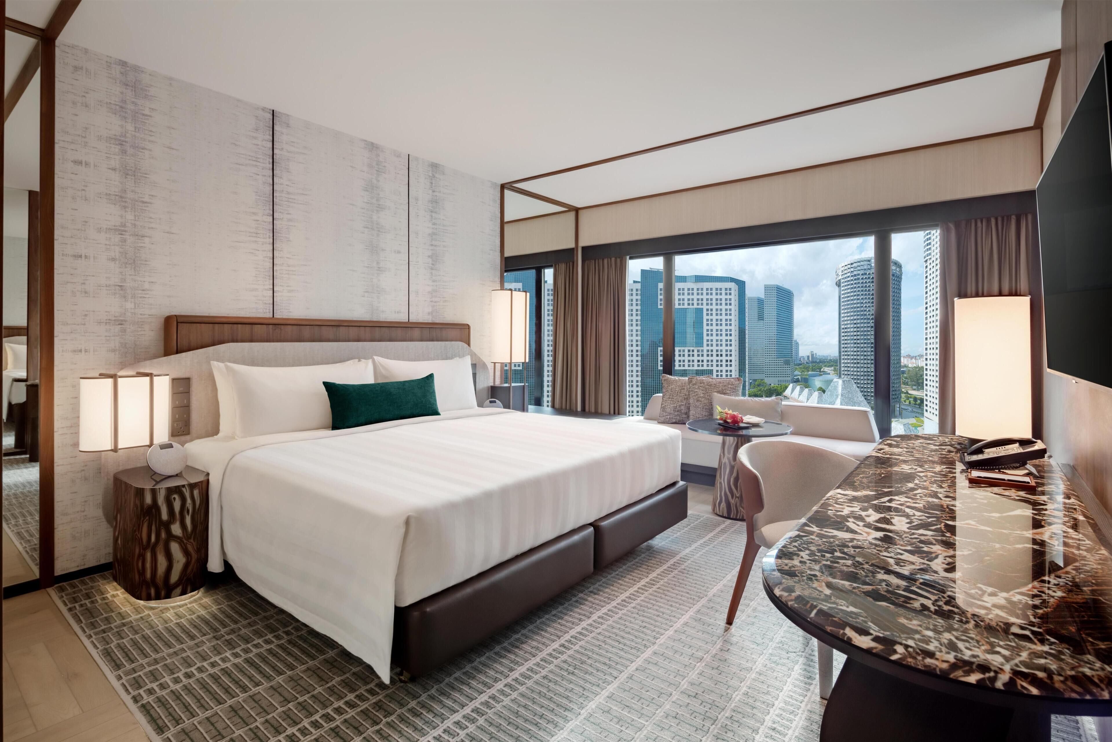Bộ đồ giường cao cấp, minibar, két bảo mật tại phòng, bàn 