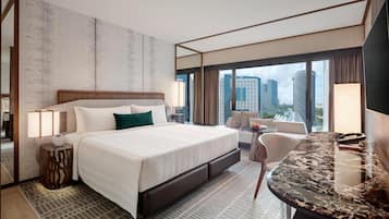 Bộ đồ giường cao cấp, minibar, két bảo mật tại phòng, bàn