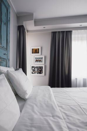 Hypo-allergenic bedding, in-room safe, desk, laptop workspace