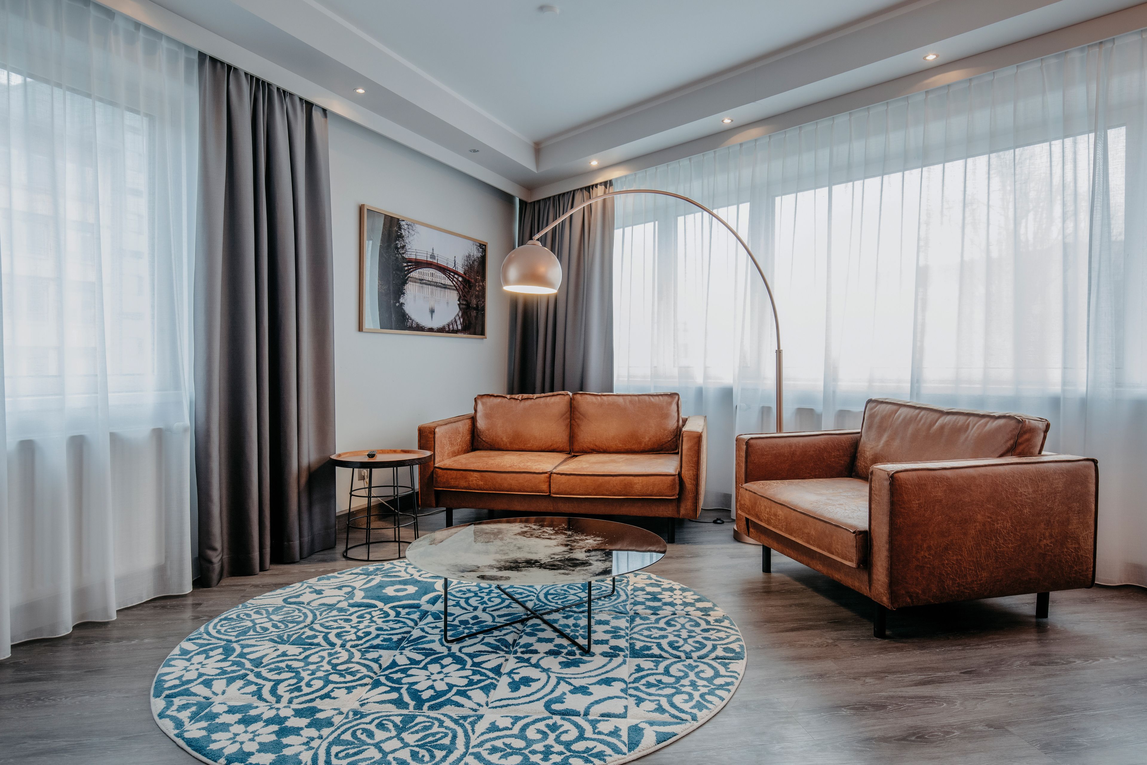 Allergiatestatut vuodevaatteet, tallelokero huoneessa, työpöytä