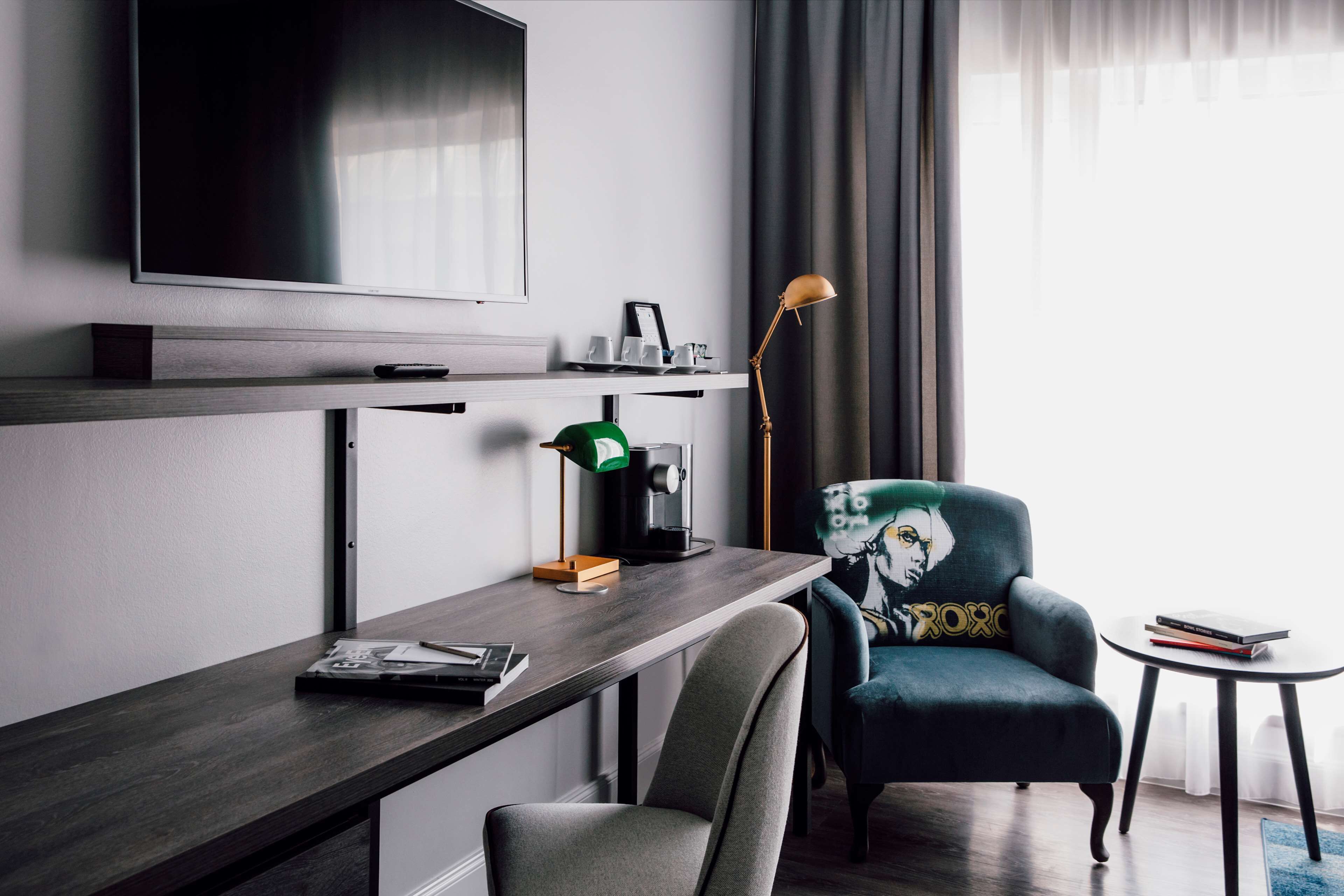 family room | 1 bedroom, hypo-allergenic bedding, in-room safe, desk