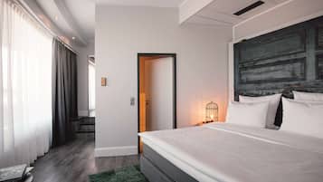 Suite (One Bedroom) | Hypo-allergenic bedding, in-room safe, desk, laptop workspace