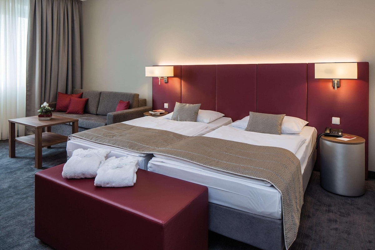 Hypo-allergenic bedding, minibar, in-room safe, desk