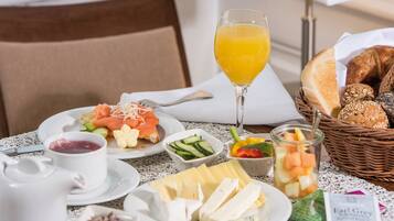 Desayuno buffet diario (EUR 24 por persona)