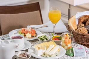 بوفيه فطور يوميًا بتكلفة قدرها (24 EUR للشخص)
