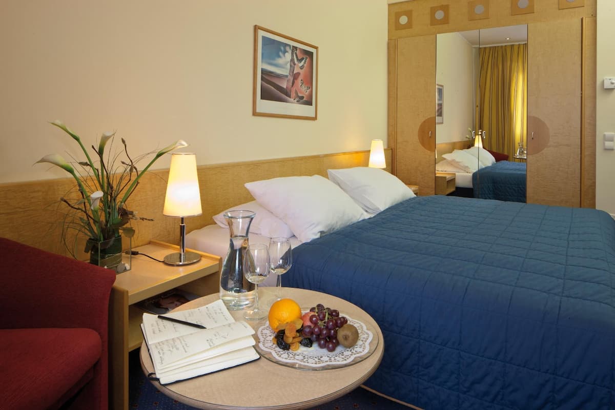 Hypo-allergenic bedding, minibar, in-room safe, desk