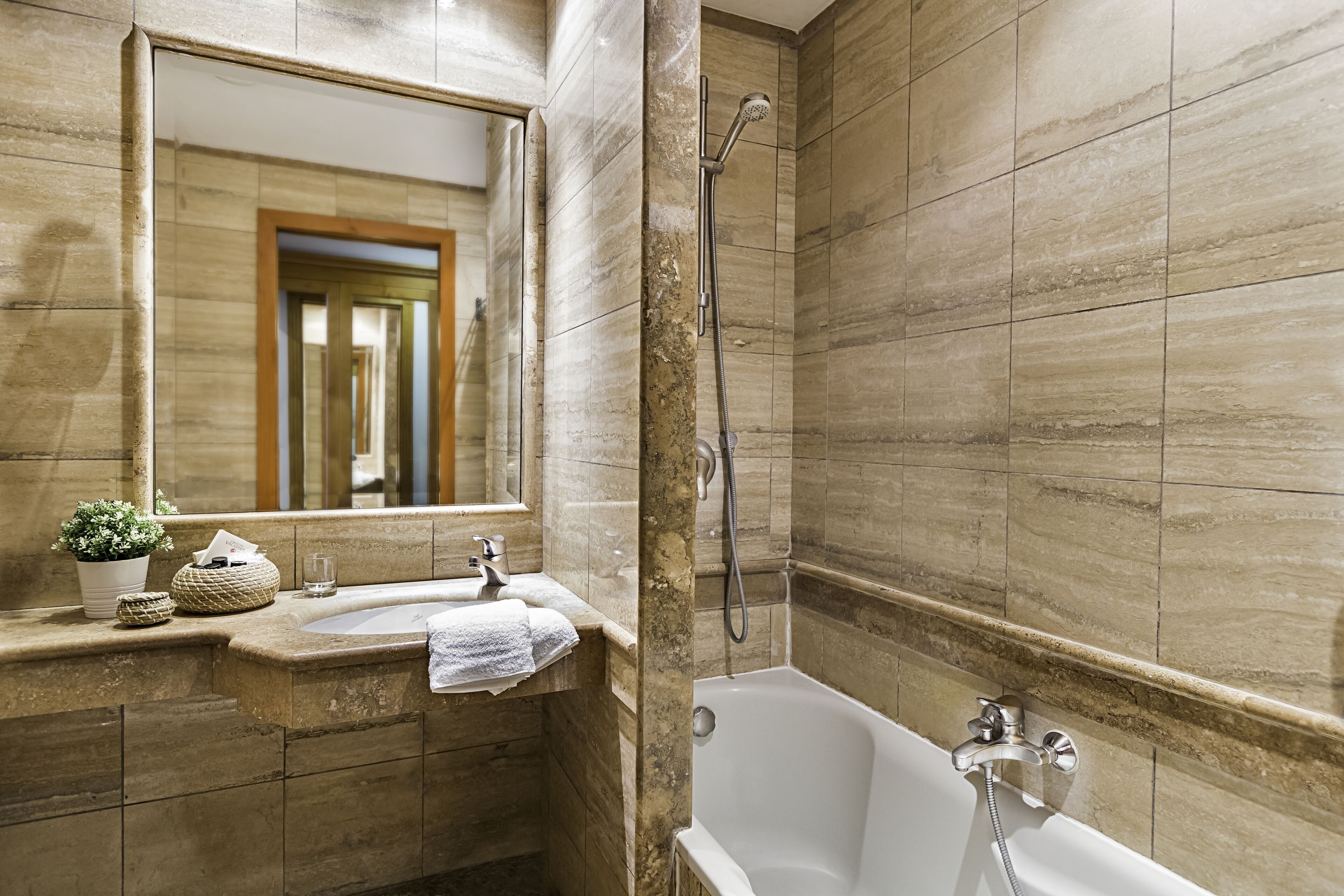 combined shower/bathtub, eco-friendly toiletries, hair dryer, bidet