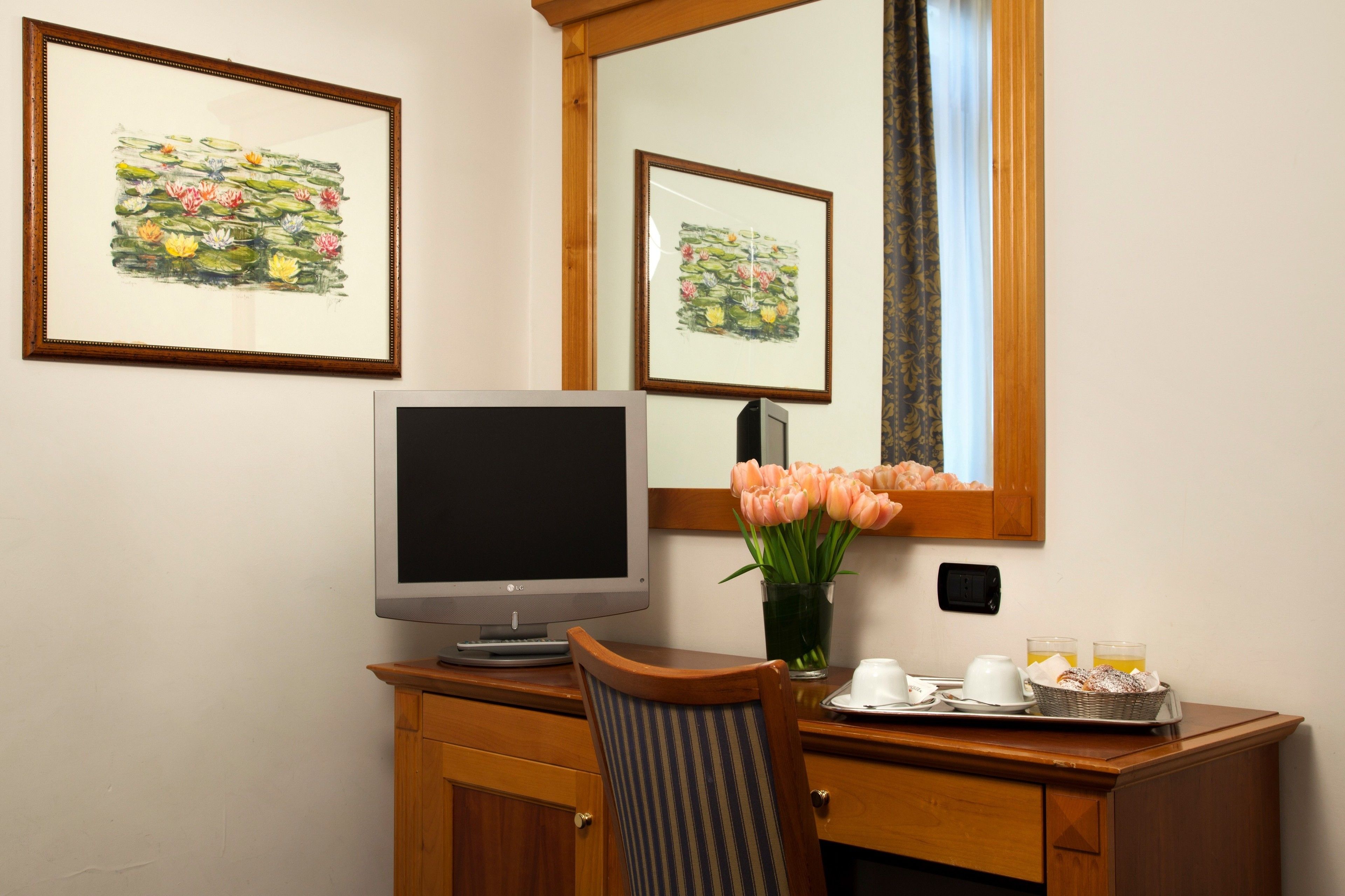 minibar, in-room safe, desk, rollaway beds