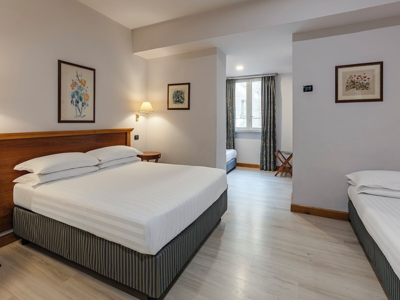 Familien-Vierbettzimmer, Stadtblick | Hochwertige Bettwaren, Daunenbettdecken, Minibar, Zimmersafe