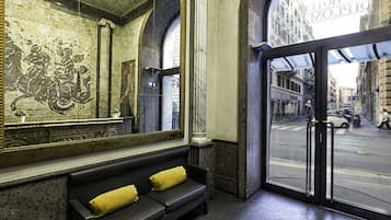 Coin salon dans le hall
