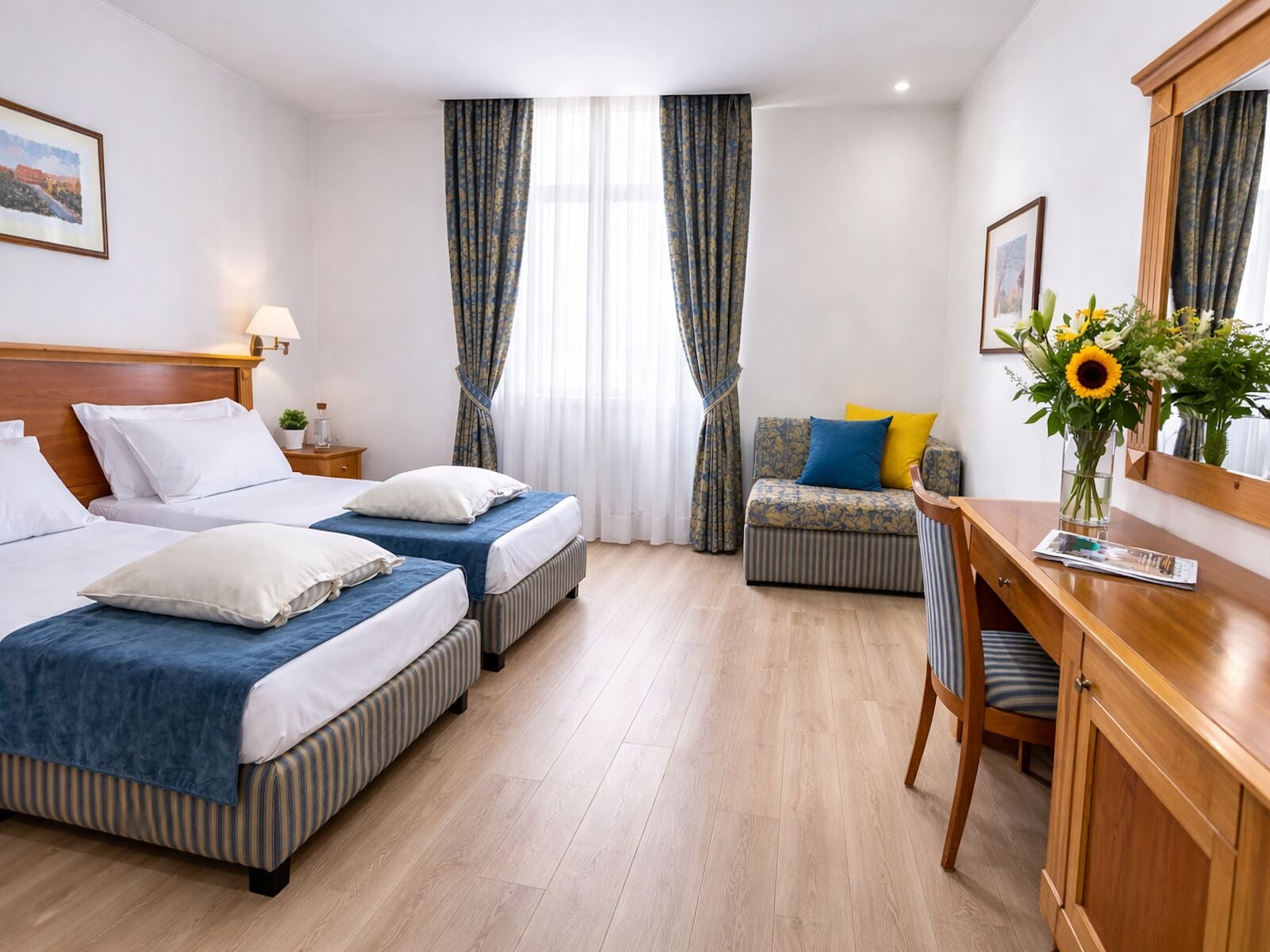 Superior-Dreibettzimmer | Hochwertige Bettwaren, Daunenbettdecken, Minibar, Zimmersafe