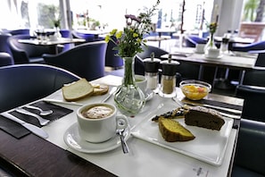 Desayuno buffet (EUR 10 por persona)
