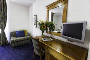 Ropa de cama de alta calidad, cubrecamas y minibar 