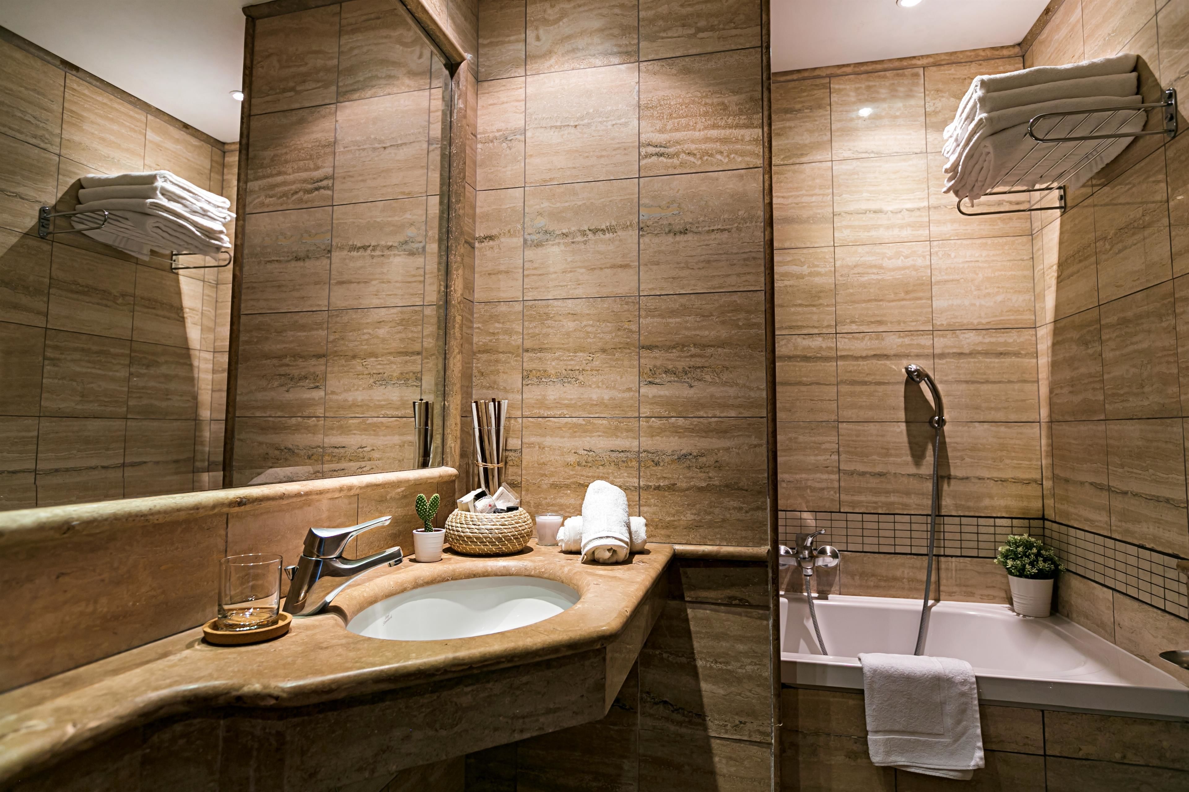 combined shower/bathtub, eco-friendly toiletries, hair dryer, bidet