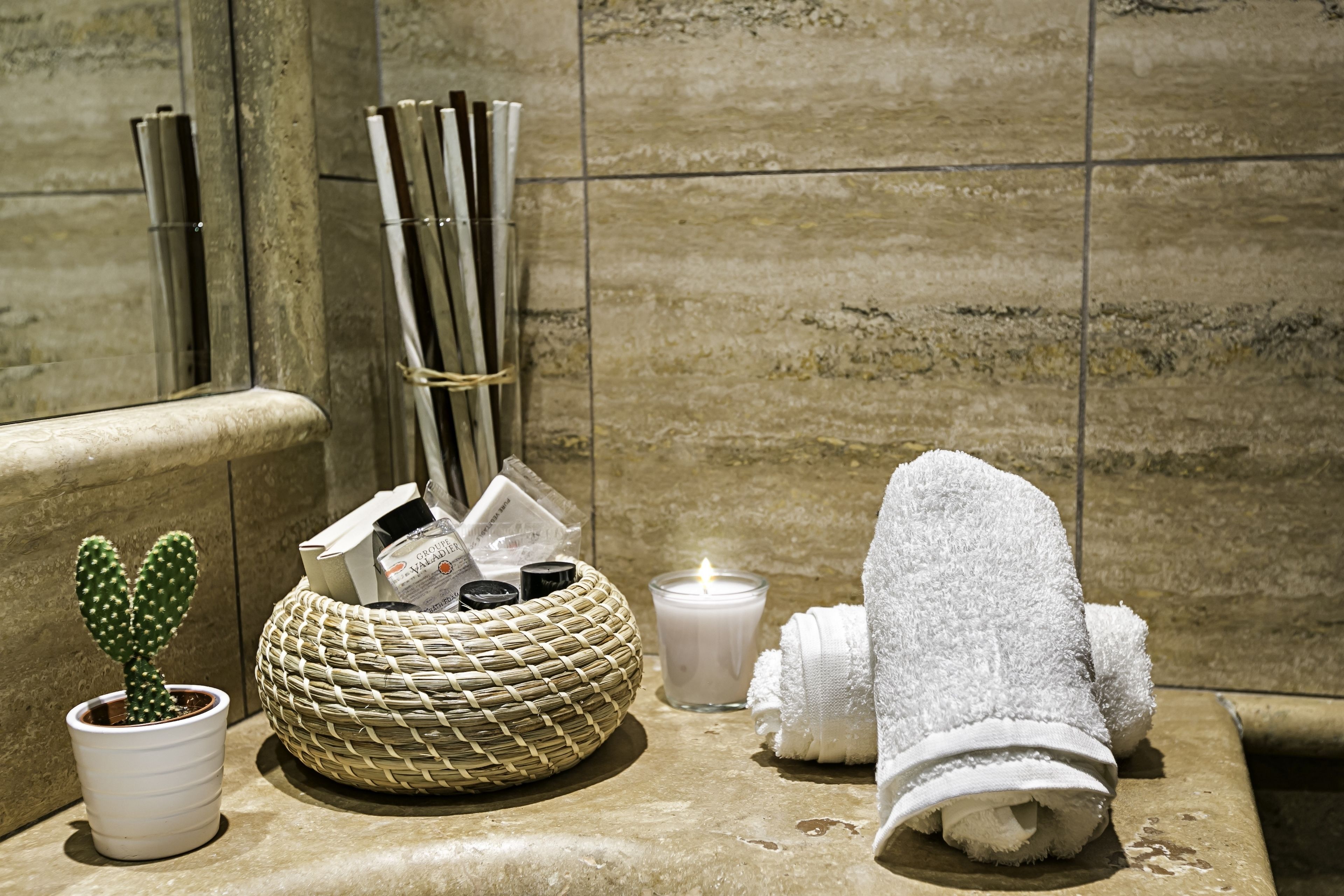 combined shower/bathtub, eco-friendly toiletries, hair dryer, bidet