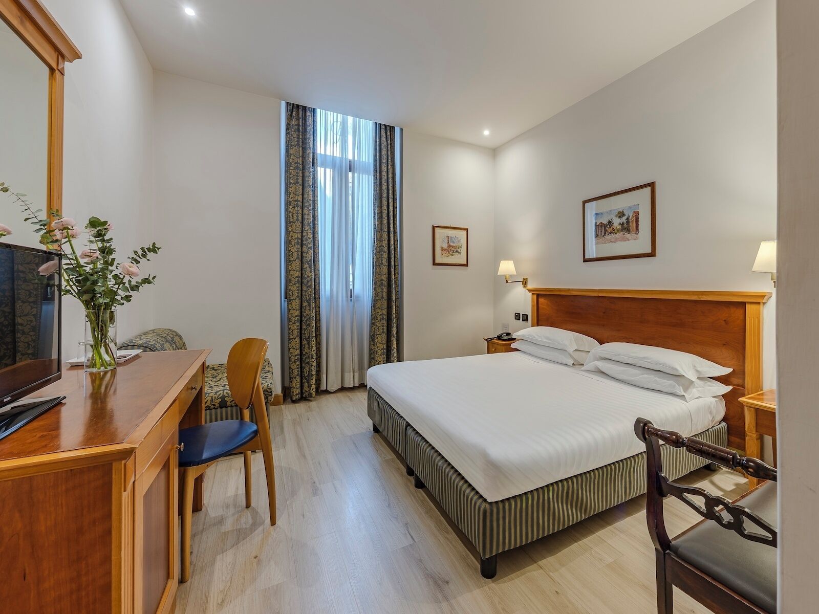 Hochwertige Bettwaren, Daunenbettdecken, Minibar, Zimmersafe