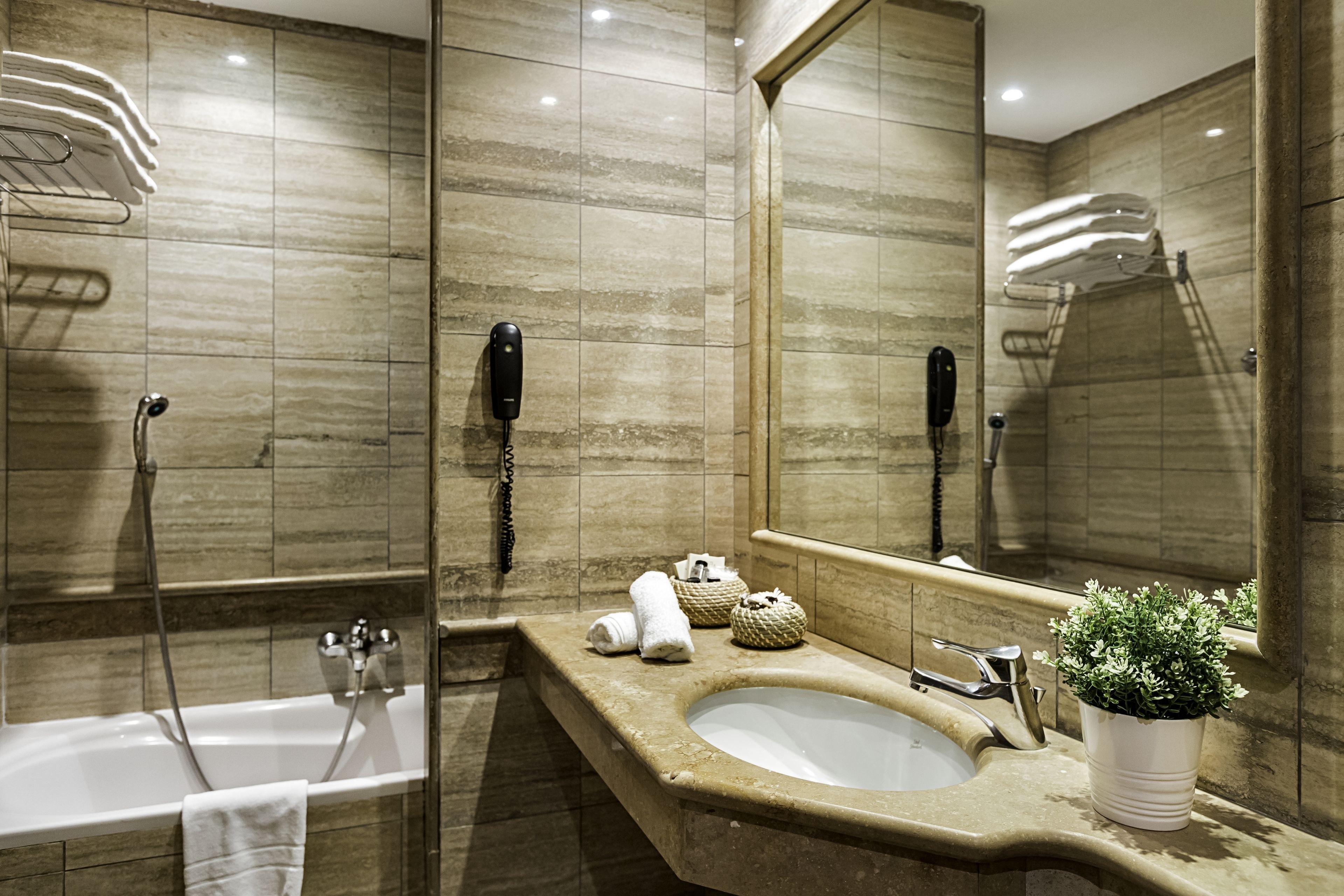 junior suite | bathroom | combined shower/bathtub, eco-friendly toiletries, hair dryer, bidet