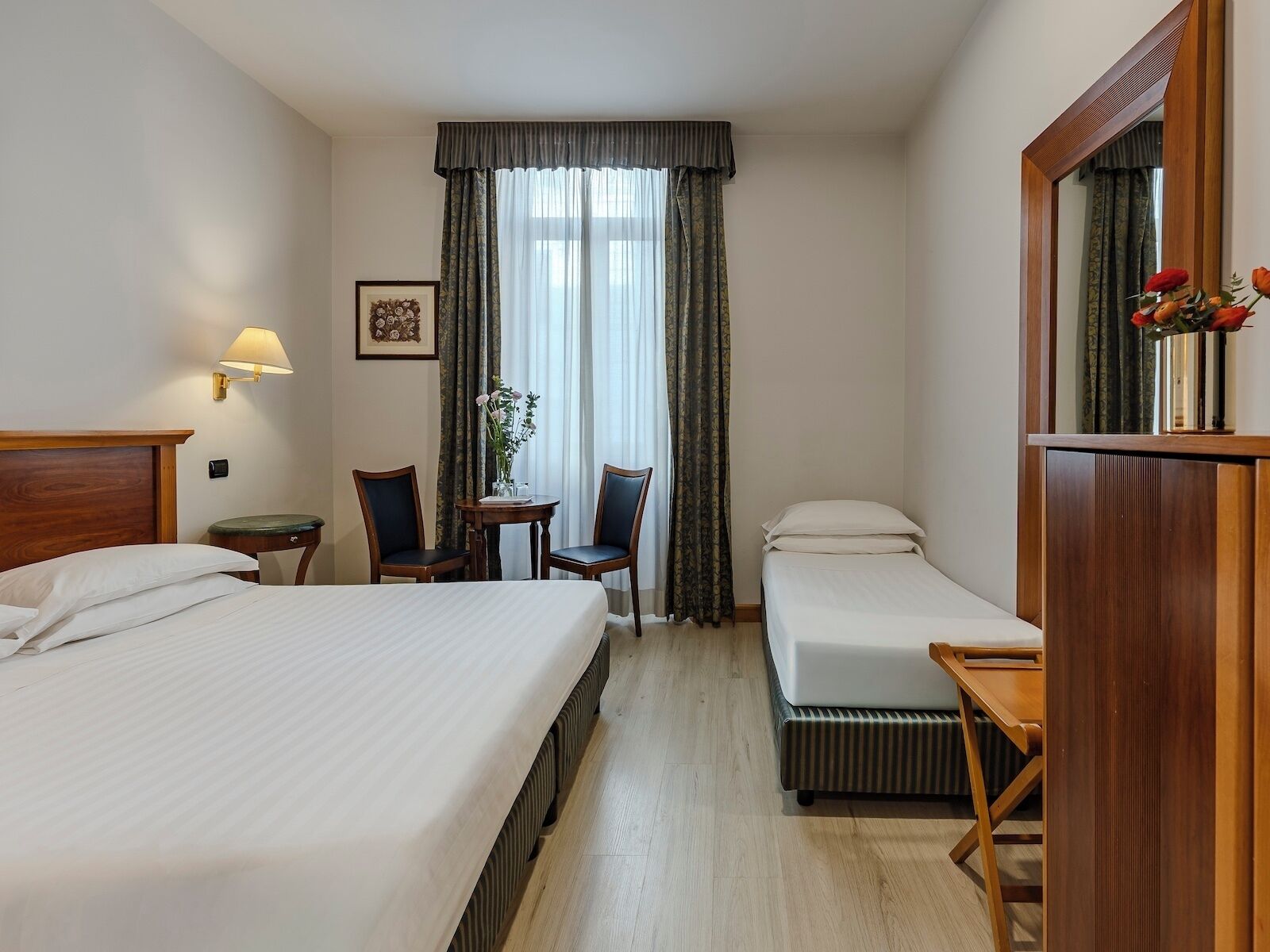 Standard-Dreibettzimmer | Hochwertige Bettwaren, Daunenbettdecken, Minibar, Zimmersafe