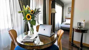 Phòng Suite Junior | Bộ đồ giường cao cấp, chăn bông, minibar, két bảo mật tại phòng