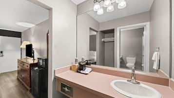Suite, 1 King Bed, Kitchenette | Bathroom