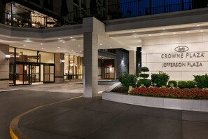 Exterior detail - Crowne Plaza Crystal City-Washington, D.C. by IHG (Arlington)