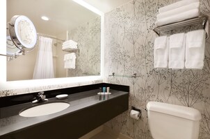 Ducha y bañera combinadas y artículos de higiene personal gratuitos