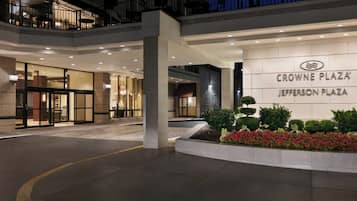 Entrada de hotel con un cartel que dice Crowne Plaza Jefferson Plaza.