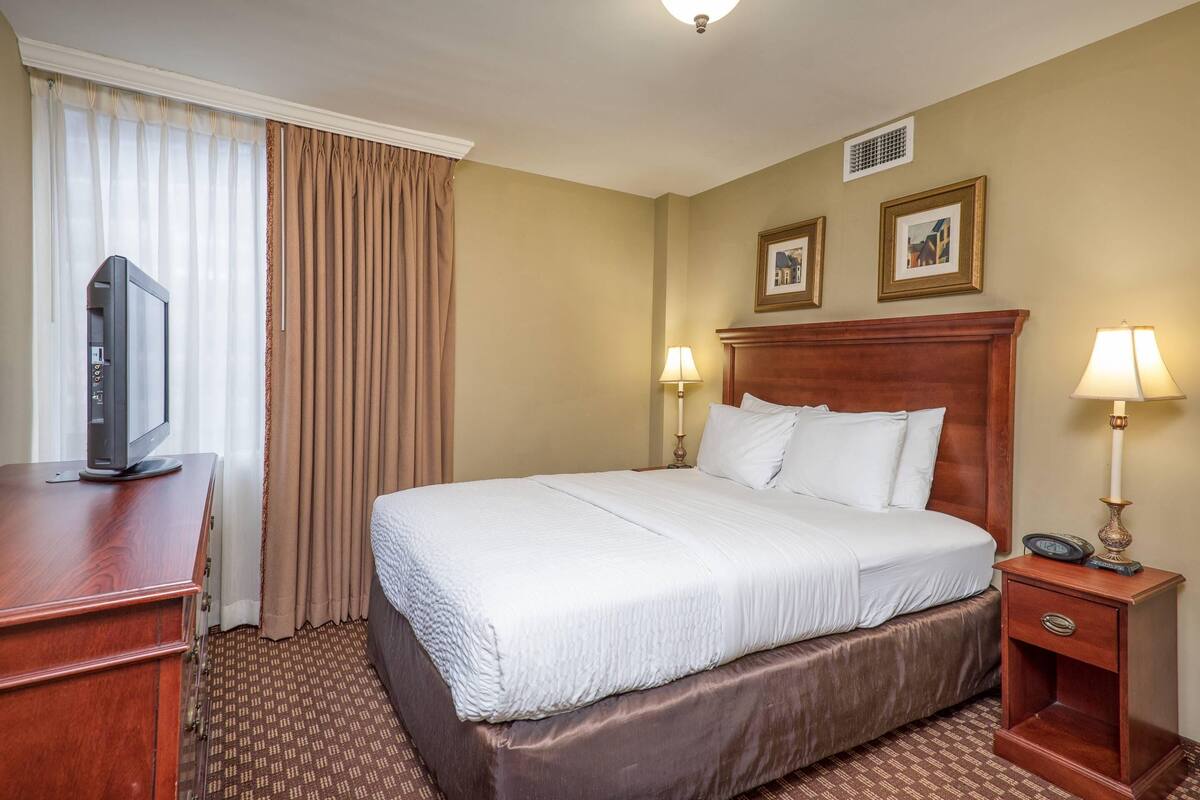 Efficiency 1 King Bed, Non Smoking | In-room safe, desk, laptop workspace, iron/ironing board