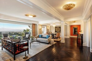 Suite presidencial, 1 habitación, vista a la bahía (King) | Área de sala de estar | Smart TV, tenis de mesa, libros y películas con cargo 