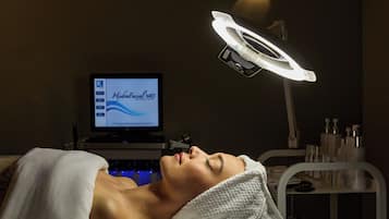 Guests can receive expert facial treatments in this dedicated treatment room.