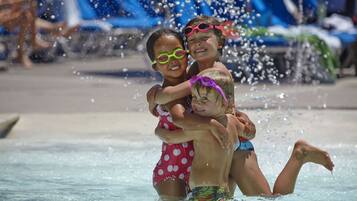 3 piscinas al aire libre, sombrillas, sillones reclinables de piscina