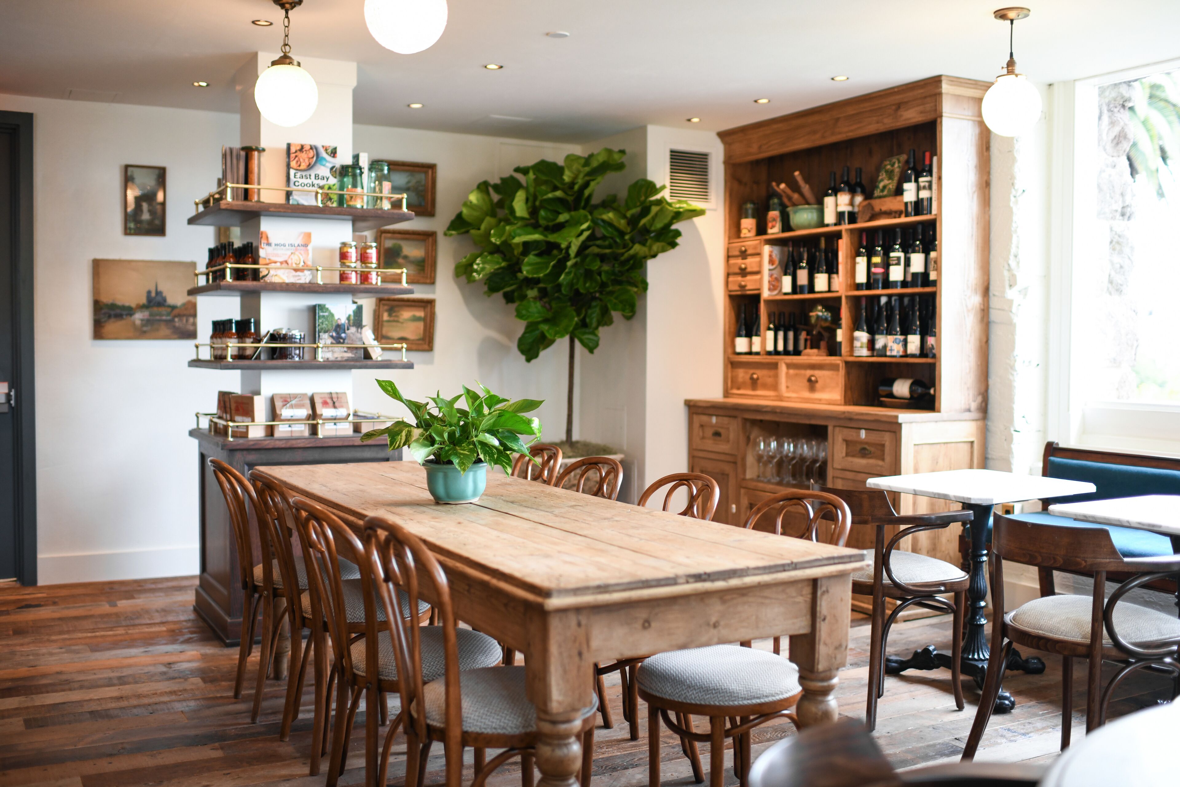 3 restaurants; breakfast, lunch, dinner and brunch served 